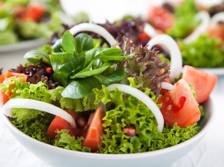 une assiette représentant un repas équilibré conseillé par un diététicien expert en restauration collective